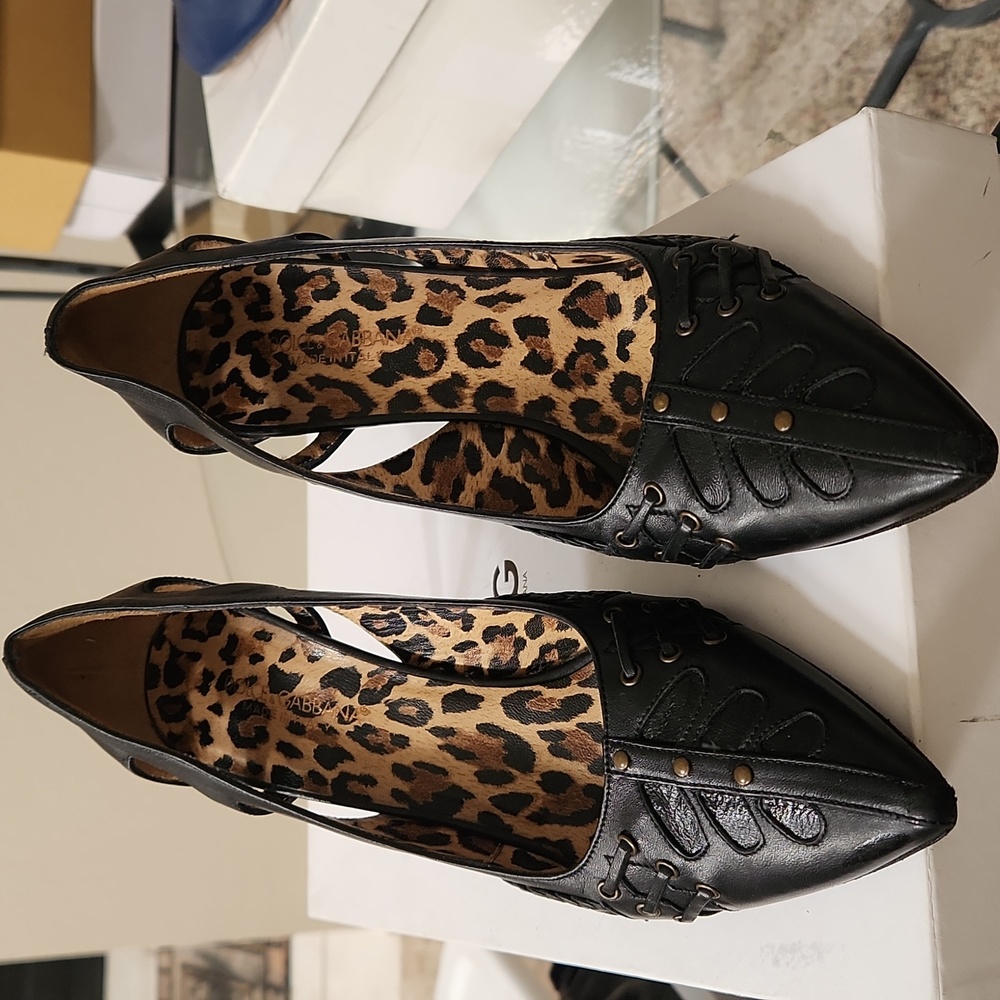 DOLCE AND GABBANA SIZE 38 ITALIAN LEATHER 31/2" HEELS HIGH QUALITY LEATHER.